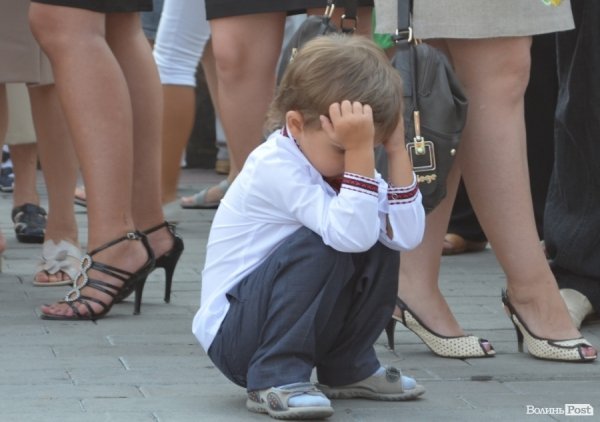 Лучани у вишиванках вибудували ключик від міста. ФОТО