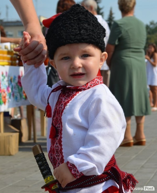 Лучани у вишиванках вибудували ключик від міста. ФОТО