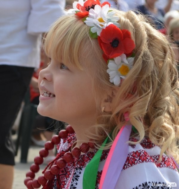 Лучани у вишиванках вибудували ключик від міста. ФОТО