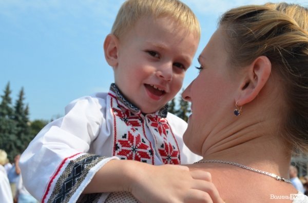 Лучани у вишиванках вибудували ключик від міста. ФОТО