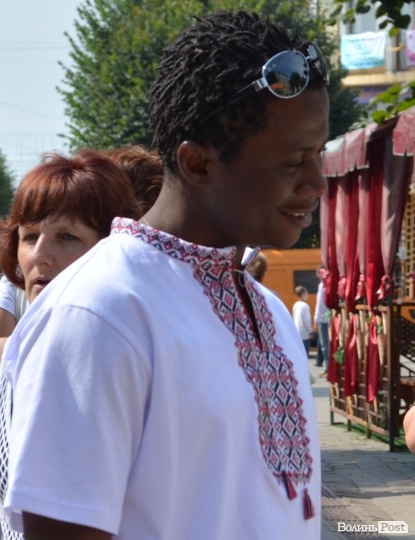 Українські сорочки до лиця усім гостям 