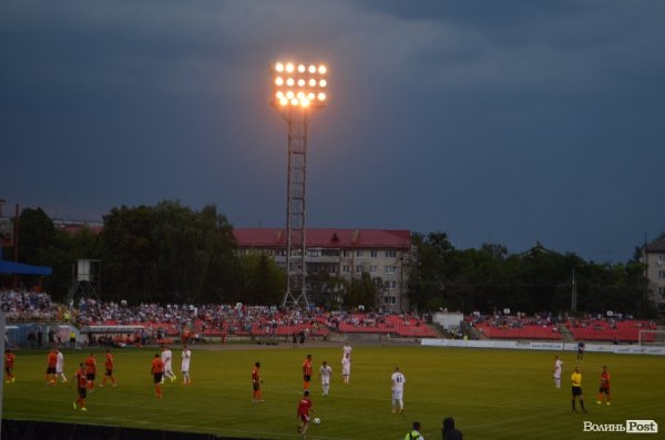 «Волинь» – «Шахтар»: як лучани вболівали на «Авангарді». ФОТО