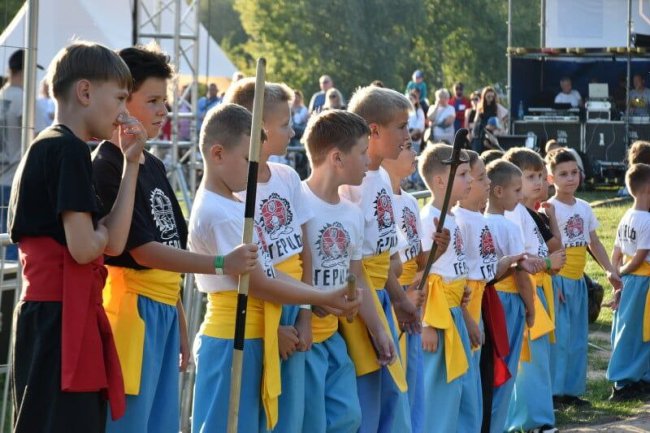 Біля Луцька - фестиваль «Дух незламних»: змагання з різних видів спорту, виступи гуртів та козацьке бойове мистецтво