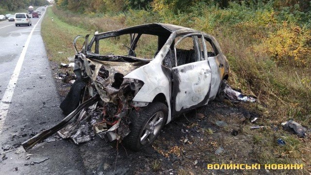 На трасі неподалік Луцька у аварії згоріла автівка: 4 людей – у лікарні. ФОТО