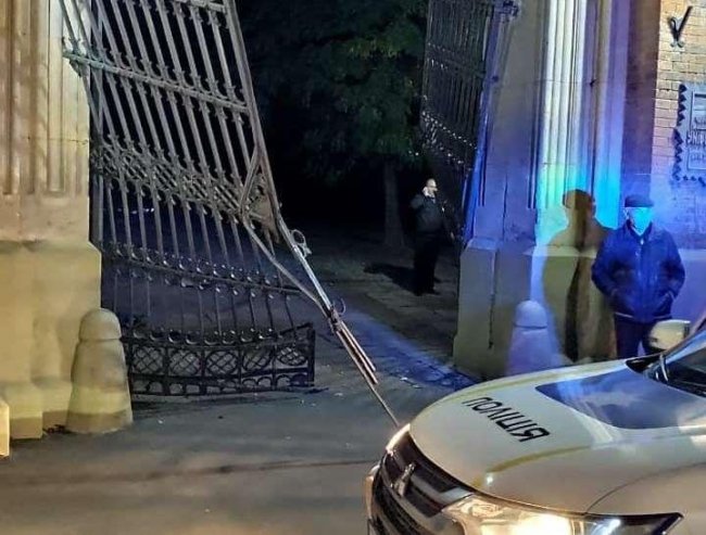 У Чернівцях водій Renault протаранив старовинні ворота університету. ВІДЕО