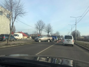 У Луцьку – аварія: на Ківерцівській зіткнулися дві автівки. ФОТО