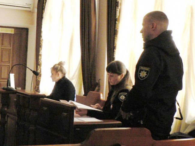 Волинянин судиться через штовханину у церкві