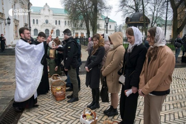У Києво-Печерській лаврі великодні служби провели і ПЦУ, і УПЦ МП. ФОТО