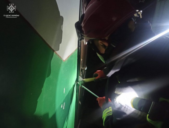 У Луцьку рятувальники допомогли дітям, які опинилися  у зачиненій квартирі 