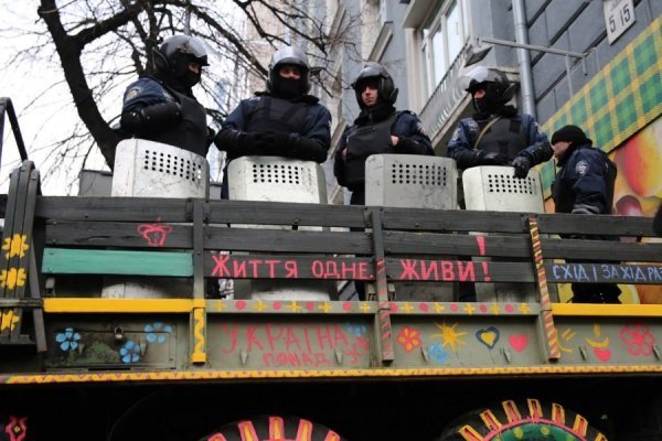 Дівчата в Києві розмалювали машини ВВшників квіточками. ФОТО