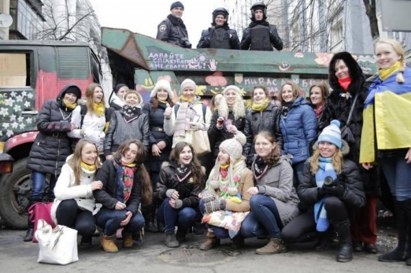 Дівчата в Києві розмалювали машини ВВшників квіточками. ФОТО