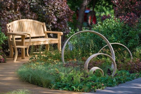 Як замаскувати каналізаційний люк у саду*