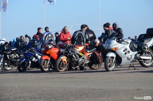 Під Луцьком відбувся чемпіонат з дрег-рейсингу. ФОТО