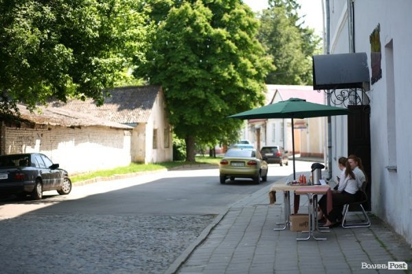 Дівчата пропонують чай та каву