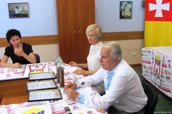 У Луцьку кубик Рубіка збиратимуть ногами. ФОТО