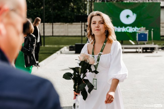 У новій локації і… з котом: як в інноваційній луцькій школі «ThinkGlobal» 1 вересня відзначали. ФОТО* 