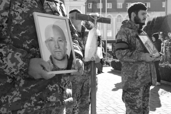 У Луцькій громаді провели в останню дорогу Героїв Валерія Семенюка та Анатолія Мерчука. ФОТО