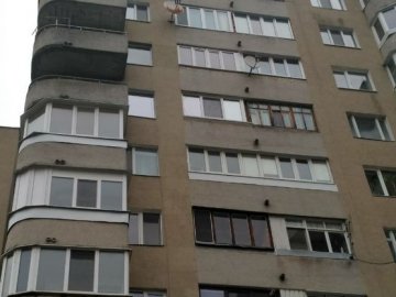 У багатоповерхівці в центрі Луцька тріщать стіни, місцеві нарікають на ремонт магазину. ВІДЕО