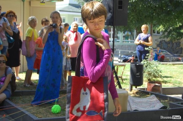 У центрі Луцька «одягли» дерева під музику. ФОТО