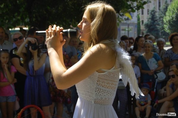 У центрі Луцька «одягли» дерева під музику. ФОТО