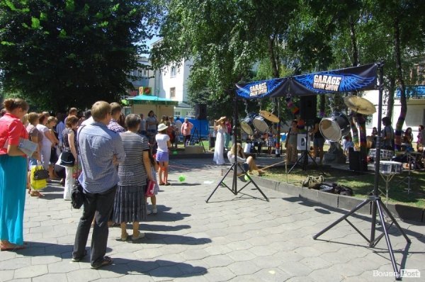 У центрі Луцька «одягли» дерева під музику. ФОТО