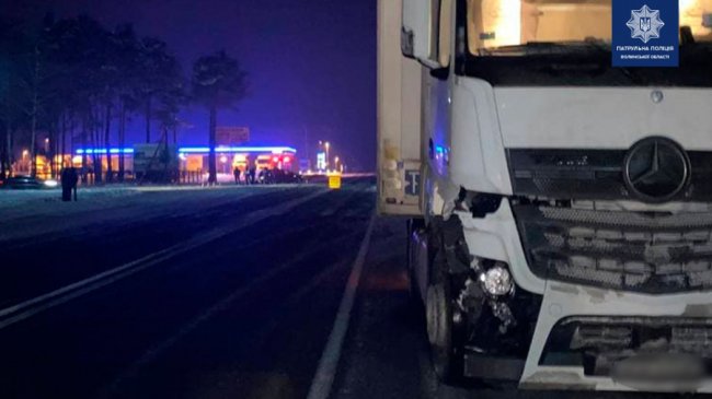 На волинській трасі Opel зіткнувся з вантажівкою 