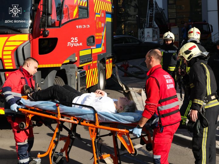 Гасили пожежі та рятували людей  в одному з готелів міста: у Луцьку відбулися навчання вогнеборців