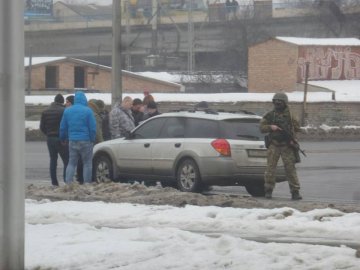 У Луцьку силовики зупинили авто. Причин поки не називають