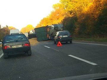 На Волині перевернулася фура з зерном, рух – паралізований