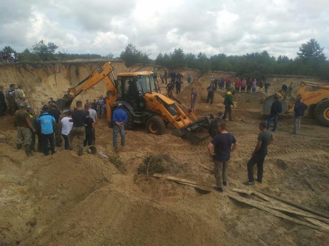 На Рівненщині дітей засипало піском: тривають пошуки. ФОТО