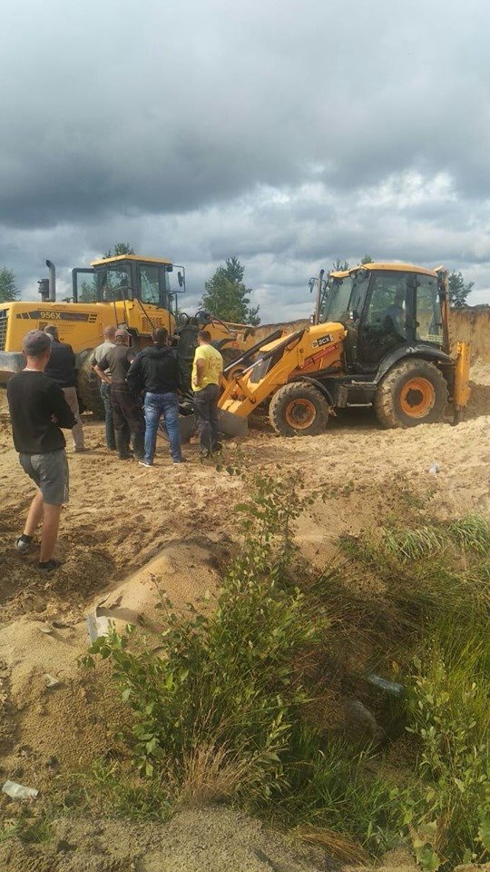 На Рівненщині дітей засипало піском: тривають пошуки. ФОТО