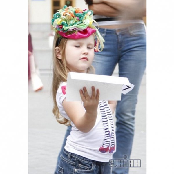 Чудернацька мода: бал незвичних капелюхів у Києві. ФОТО