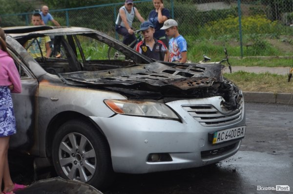 У Луцьку вщент згорів автомобіль.ФОТО
