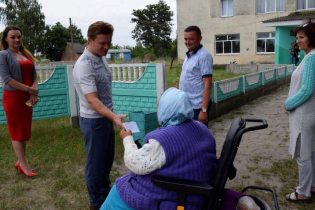 «Треба бути сліпим, щоб не бачити, скільки Івахів робить для округу»: як ратнівчани зустрічали народного депутата*