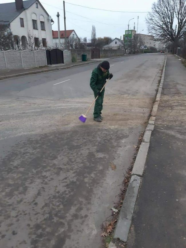 У Луцьку чоловіка змусили прибирати забруднену дорогу. ФОТО 