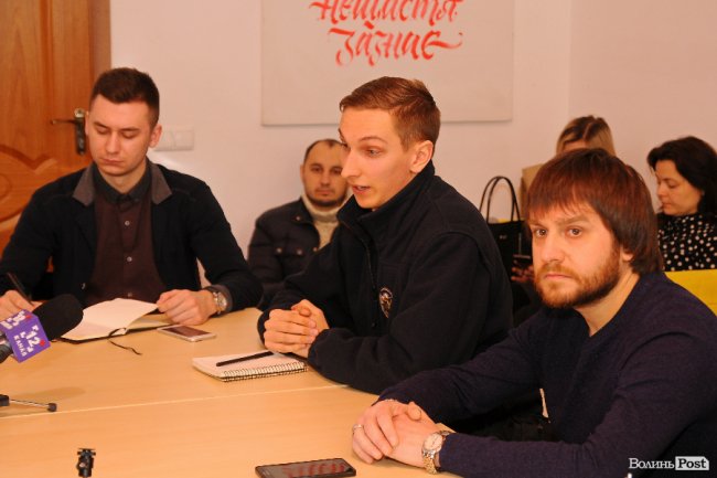 Старший інспектор відділу моніторингу та забезпечення патрульної поліції Павло Радивонік та самооборонівець Олександр Ніколайчук