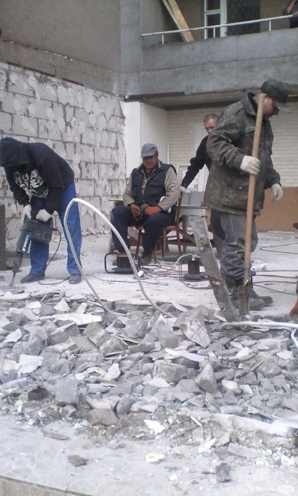 Скандальну прибудову на Соборності, 24 засипали піском.ФОТО