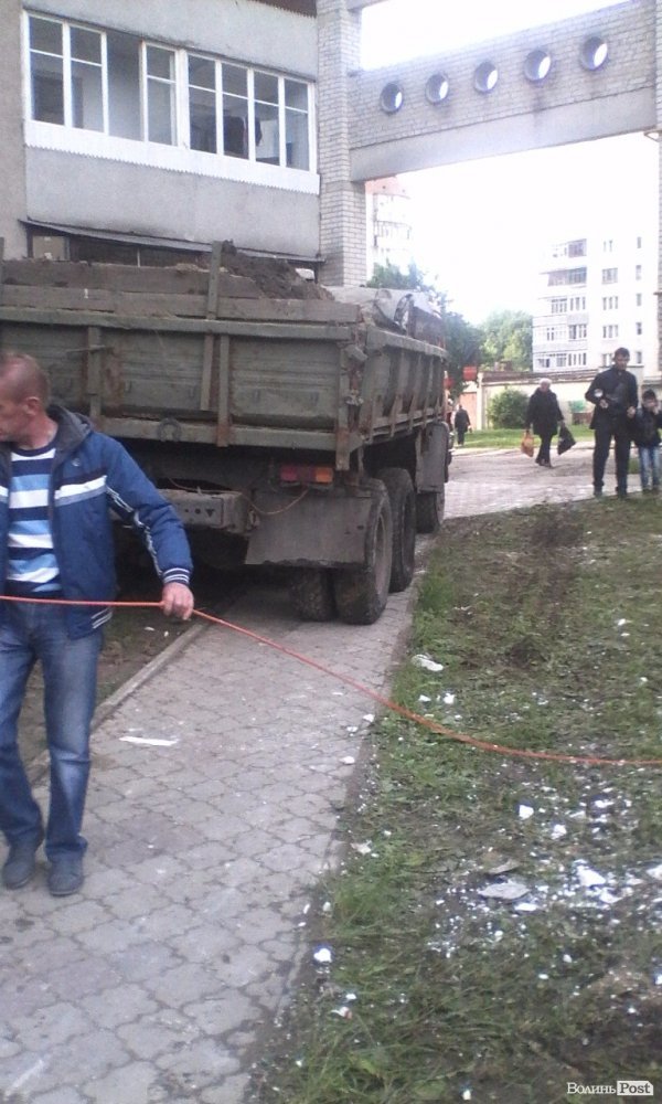 Скандальну прибудову на Соборності, 24 засипали піском.ФОТО