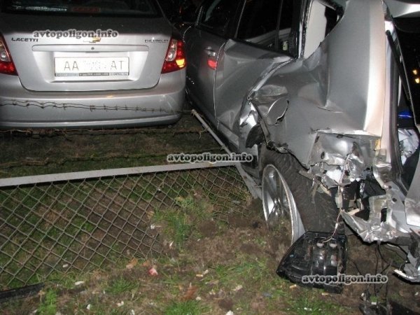 У Києві під час нічних гонок розтрощили п'ять авто. ФОТО