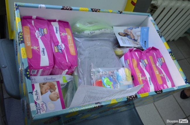 Необхідне для немовлят: у Луцьку вручили перші на Волині пакунки маляти. ФОТО