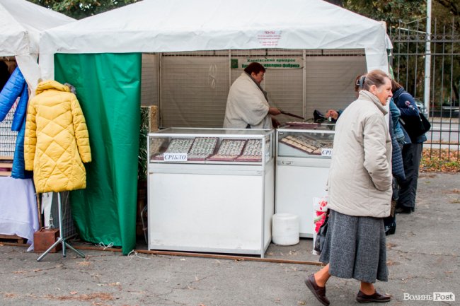 Від білизни до шикарних шуб: у Луцьку – Харківський ярмарок. ФОТО