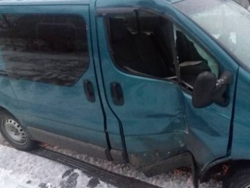 Аварія у Володимирі: мікроавтобус збив стовп