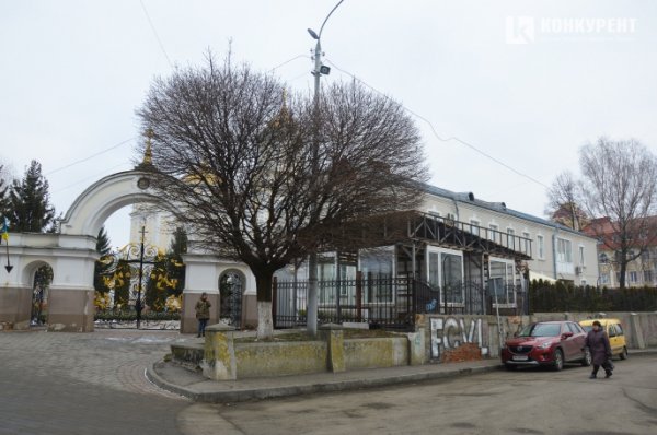 Священики пояснили скандальне будівництво біля собору в центрі Луцька