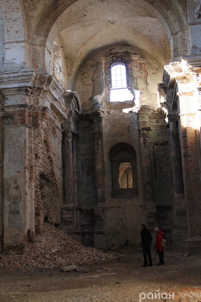 Було – стало: один з найкрасивіших католицьких храмів Волині, який «живе» зі снарядом у стіні. ФОТО