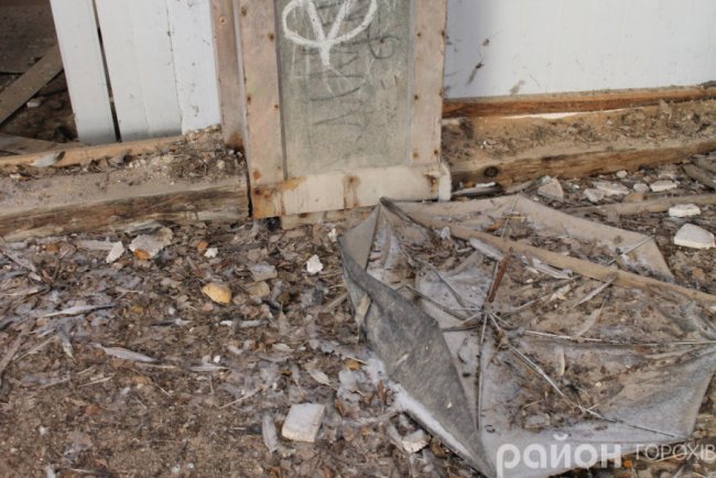 Було – стало: один з найкрасивіших католицьких храмів Волині, який «живе» зі снарядом у стіні. ФОТО