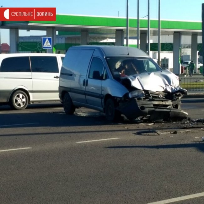 Засліпило сонце: на виїзді з Луцька зіткнулися Mitsubishi та Fiat. ФОТО