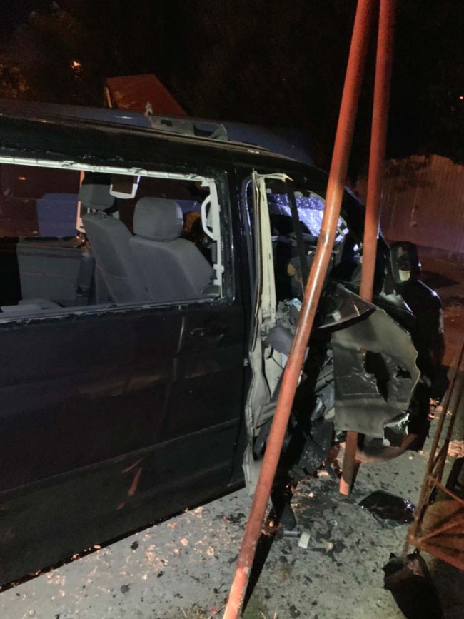 У Рівному невідомі кинули гранату у мікроавтобус. ФОТО