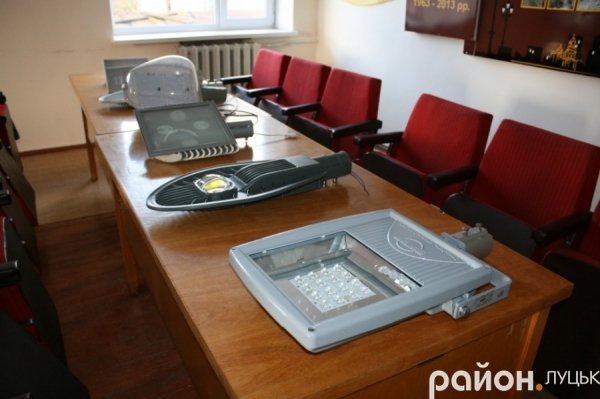 На луцьких вулицях встановлюють світлодіодні ліхтарі