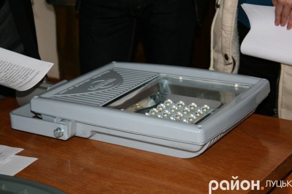 На луцьких вулицях встановлюють світлодіодні ліхтарі