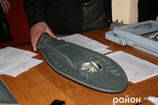 На луцьких вулицях встановлюють світлодіодні ліхтарі